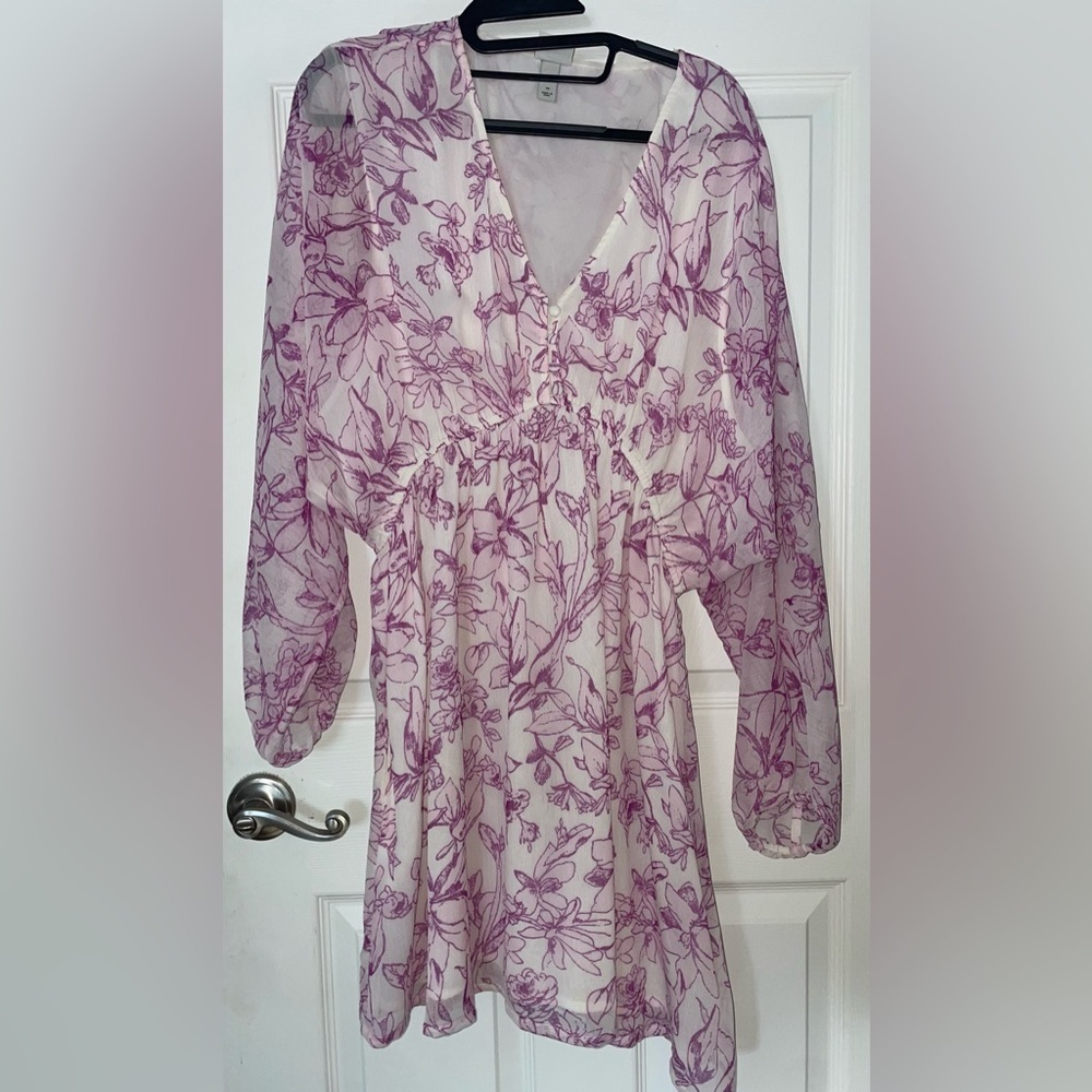 A New Day Purple and White Lined Floral V-Neck Blouse in Purple Large